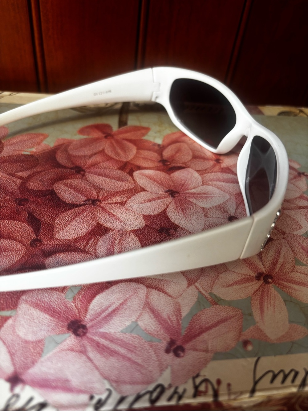 Daisy Fuentes white wrap-around sunglasses vintage Y2K-style - Picture 2 of 12